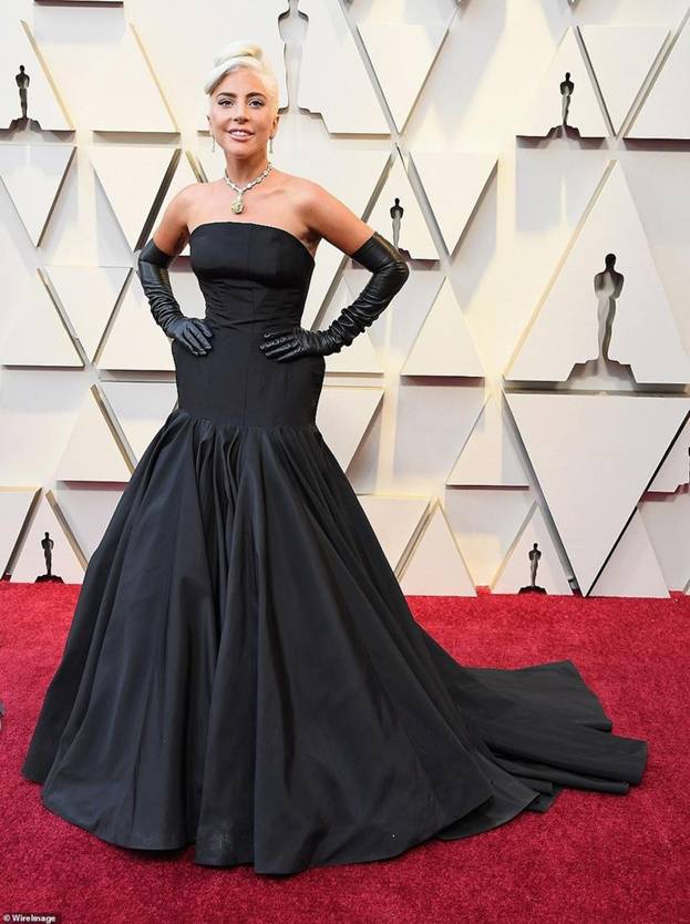 Lady Gaga trở thành "tâm điểm" của sự chú ý khi xuất hiện tại Lễ trao giải Oscar 2019 với bộ đầm đen cúp ngực phom dáng cổ điển hiệu Alexander McQueen. Ngoài ra, cô còn được mong chờ sẽ giành tượng vàng ở hạng mục Nữ diễn viên chính xuất sắc với bộ phim gây tiếng vang A star is born.