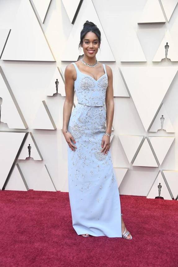 Laura Harrier thu hút mọi ánh nhìn khi diện chiếc đầm xanh gợi cảm với điểm nhấn là chi tiết xẻ cao, cúp ngực, đính kết sequin cầu kỳ trên nền vải.