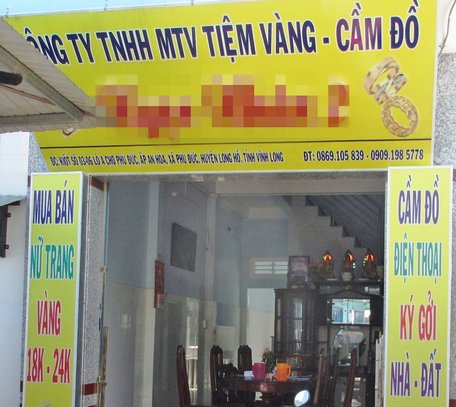 Tên Quyên đã tạo lòng tin đối với người dân ở địa phương bằng một tiệm vàng thế này và những tấm danh thiếp được phát cho nhiều người quanh khu vực chợ Phú Đức.