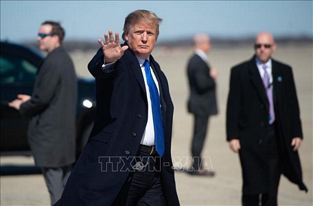 Tổng thống Mỹ Donald Trump (giữa) tại căn cứ không quân Andrews ở Maryland, chuẩn bị khởi hành tới Hà Nội, Việt Nam ngày 25/2/2019. Ảnh: AFP/TTXVN