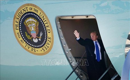 Tổng thống Mỹ Donald Trump lên chuyên cơ Không Lực Một tại căn cứ không quân Andrews ở Maryland, chuẩn bị khởi hành tới Hà Nội, Việt Nam ngày 25/2/2019. Ảnh: AFP/TTXVN