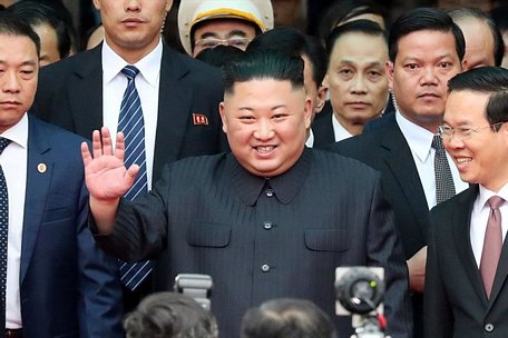 Chủ tịch Kim Jong-un vẫy tay chào đám đông, nở nụ cười rạng rỡ. Ảnh: Reuters.