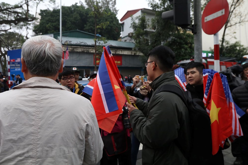  Hàng trăm người phấn khởi chờ đón giây phút Chủ tịch Triều Tiên tới Thủ đô dự  Hội nghị Thượng đỉnh Hoa Kỳ-Triều Tiên lần hai trong hai ngày 27 và 28/2/2019 và thăm chính thức Việt Nam. (Ảnh: Minh Sơn/Vietnam+)