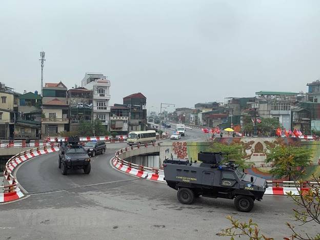  Đoàn xe hộ tống Chủ tịch Kim Jong-un qua nút giao cầu Chương Dương. (Ảnh: CTV/Vietnam+)