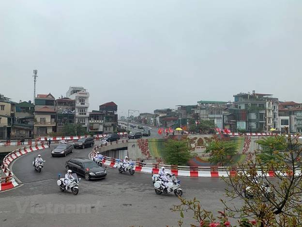  Đoàn xe chở Chủ tịch Kim Jong-un đi qua nút cầu Chương Dương. (Ảnh: CTV/Vietnam+)