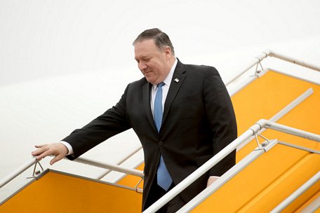 Ngoại trưởng Mỹ Mike Pompeo đến sân bay Nội Bài tại Hà Nội sáng 26-2 - Ảnh: REUTERS