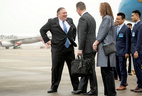 Ngoại trưởng Mỹ Mike Pompeo (trái) nói chuyện cùng Đại sứ Mỹ tại Việt Nam Daniel Kritenbrink khi đến sân bay Nội Bài - Ảnh: REUTERS