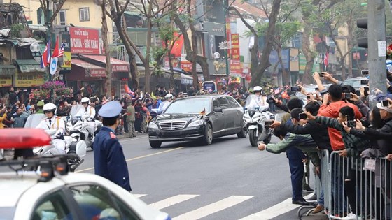 Người dân hai bên đường hào hứng chờ đón xe chở Chủ tịch Triều Tiên Kim Jong-un. Ảnh: VIẾT CHUNG