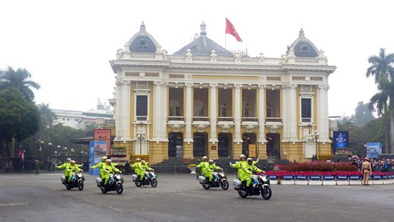 Đoàn xe ngang qua Nhà hát Lớn, Hà Nội. . Ảnh: TRẦN LƯU