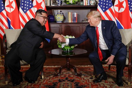 Nhà lãnh đạo Triều Tiên Kim Jong Un (trái) bắt tay với tổng thống Mỹ Trump tại Singapore tháng 6/2018 - Ảnh: AFP