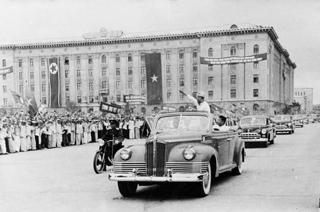  Ngày 8/7/1957, nhân dân Thủ đô Bình Nhưỡng nồng nhiệt chào đón Chủ tịch Hồ Chí Minh dẫn đầu Đoàn đại biểu Đảng, Chính phủ Việt Nam sang thăm hữu nghị CHDCND Triều Tiên từ ngày 8-12/7/1957. (Ảnh: TTXVN)