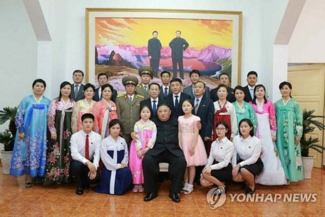  Chủ tịch Triều Tiên Kim Jong-un chụp hình lưu niệm với các cán bộ, nhân viên đại sứ quán Triều Tiên ở Hà Nội (Nguồn: KCNA/Yonhap)