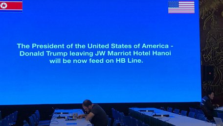 Thông báo ở Trung tâm báo chí quốc tế lúc 10h35 sáng 27/2: “Tổng thống Mỹ Donald Trump đang rời khách sạn Marriot - Ảnh: D. AN