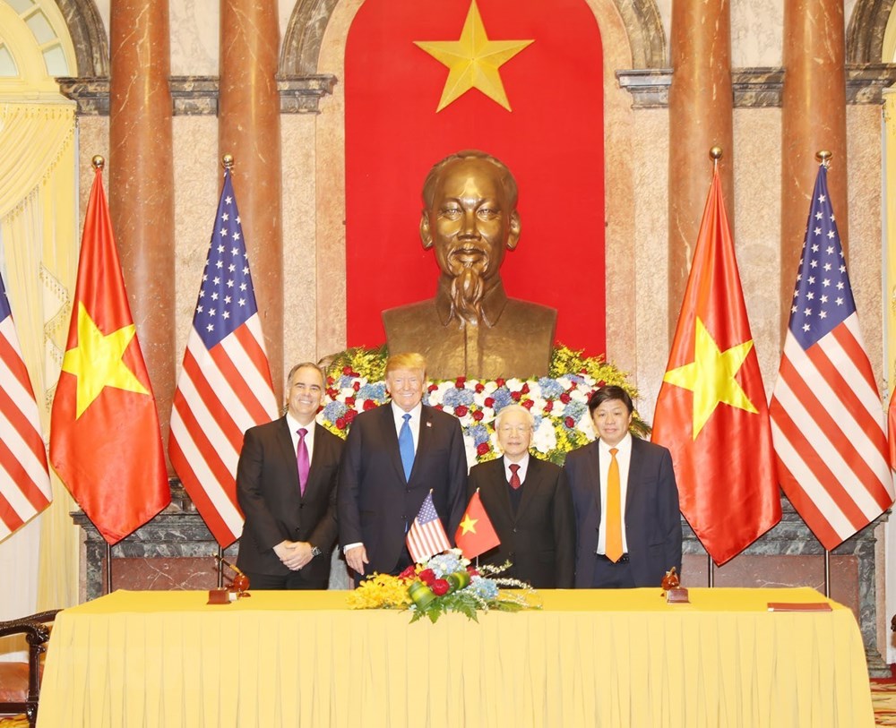  Tổng Bí thư, Chủ tịch nước Nguyễn Phú Trọng và Tổng thống Mỹ Donald Trump với các đại biểu sau Lễ ký. (Ảnh: Trí Dũng/TTXVN)