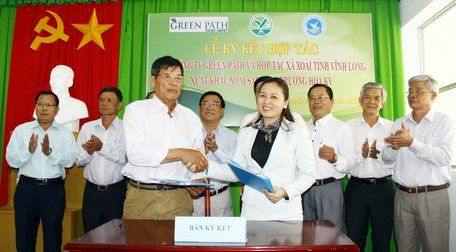 Đại diện công ty ký kết hợp tác với đại diện hợp tác xã xoài của tỉnh.