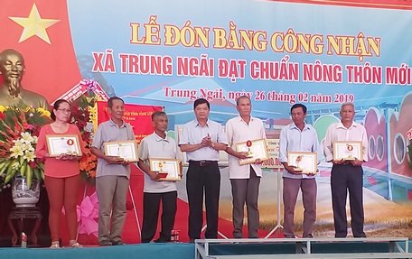 Các hộ gia đình có thành tích xuất sắc trong xây dựng NTM được  nhận bằng khen của UBND tỉnh.