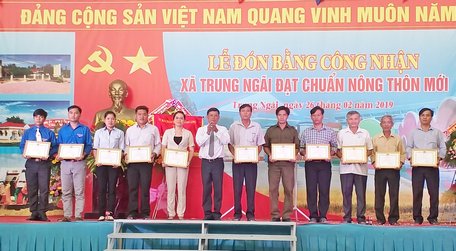 Các hộ dân có thành tích đóng góp trong xây dựng NTM được nhận giấy khen của UBND huyện.