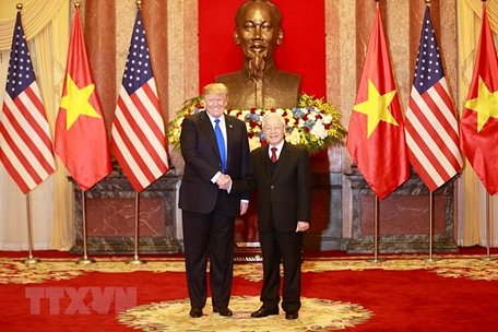   Tổng Bí thư, Chủ tịch nước Nguyễn Phú Trọng tiếp Tổng thống Hoa Kỳ Donald Trump. (Ảnh: Trí Dũng/TTXVN)