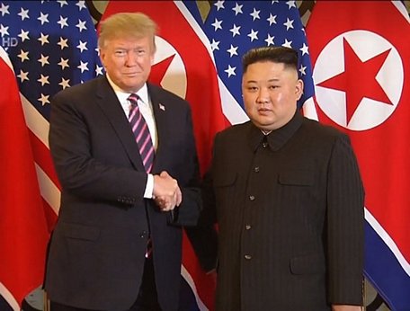  Cái bắt tay lịch sử lần 2 giữa Tổng thống Mỹ Donald Trump và Chủ tịch Kim Jong-un. Ảnh TTXVN