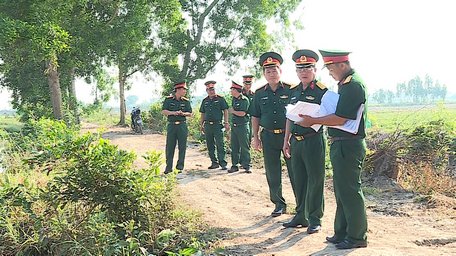 Đoàn kiểm tra thực tế tại Trung đoàn Bộ binh 890.