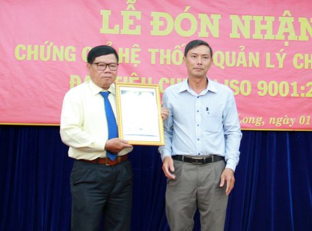 Đại diện trường đón nhận chứng nhận hệ thống quản lý chất lượng của nhà trường đạt chuẩn ISO 9001: 2015