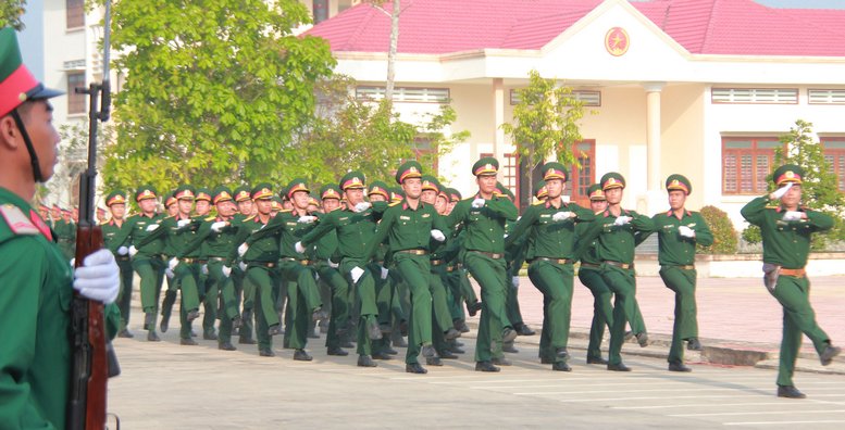 Khối sĩ quan chính trị tích cực làm tham mưu cho cấp ủy, người chỉ huy các cấp lãnh đạo, chỉ đạo lực lượng vũ trang tổ chức các hoạt động công tác đảng, công tác chính trị.