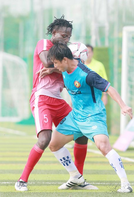 Pha tranh bóng trong trận Lộc Sport FC (TP Hồ Chí Minh) thắng Hiệp Thành FC (TP Hồ Chí Minh) 3-2. 