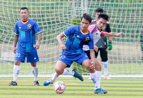 Pha tranh bóng trong trận Thanh Xuân FC (áo trắng) hòa Thuận Trí FC 1-1.