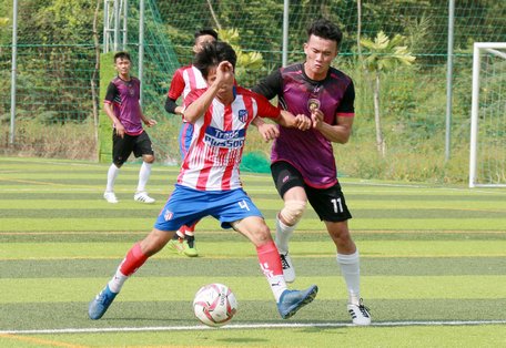 Pha tranh bóng trong trận Hoàng Hương Sport (Cần Thơ) thắng Hoàng Phương 7-1.