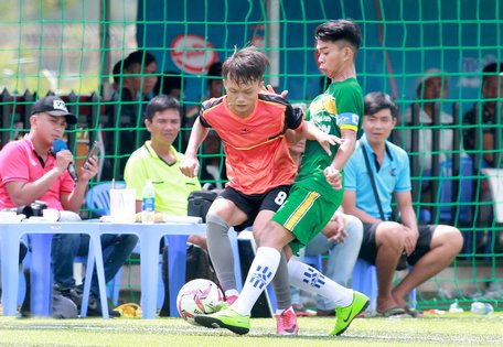 Pha tranh bóng trong trận De Heus FC (áo xanh lá) hòa Citi Sport FC 0-0.