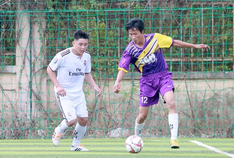 Pha tranh bóng trong trận Tài Duy (áo trắng) thắng Relax FC 4-2.