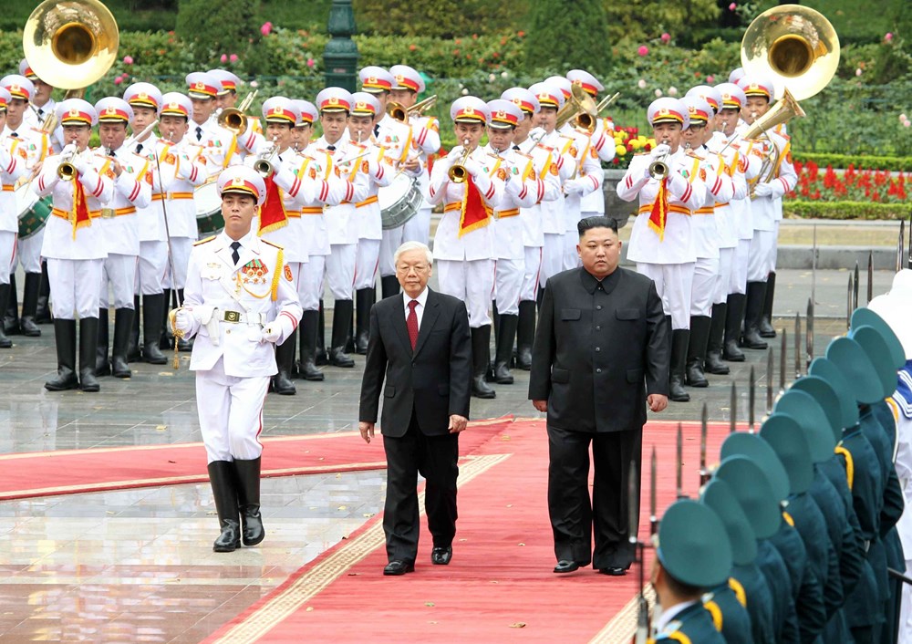  Tổng Bí thư, Chủ tịch nước Nguyễn Phú Trọng và Chủ tịch Triều Tiên Kim Jong-un duyệt Đội danh dự Quân đội nhân dân Việt Nam. (Ảnh: Văn Điệp/TTXVN)