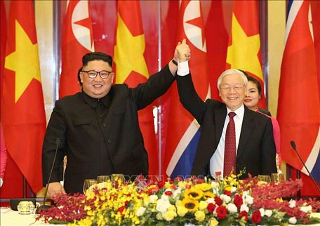  Tổng Bí thư, Chủ tịch nước Nguyễn Phú Trọng chào mừng Chủ tịch Triều Tiên Kim Jong-un tại tiệc chiêu đãi Chủ tịch Triều Tiên Kim Jong-un tại Trung tâm Hội nghị Quốc tế (Hà Nội), tối 1/3. Ảnh: Trí Dũng/TTXVN