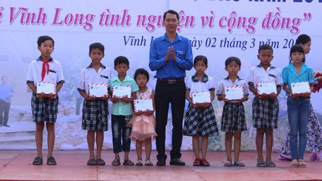 Tặng quà cho học sinh nghèo