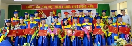 Liên kết đào tạo đáp ứng nhu cầu bồi dưỡng, phát triển nguồn nhân lực. (Trong ảnh: Các tân thạc sĩ được nhận bằng tốt nghiệp)