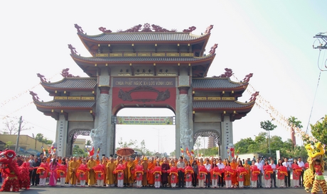 Phó Chủ tịch UBND tỉnh- Lữ Quang Ngời cùng lãnh đạo một số sở, ngành, đại diện Ban Trị sự Giáo hội Phật giáo Việt Nam tỉnh Vĩnh Long cắt băng khánh thành cổng Tam quan.