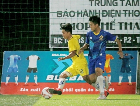 Pha tranh bóng trong trận chung kết, Hiệp Thành FC (áo vàng) thắng Thuận Trí FC 2-0.