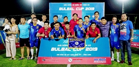  BTC trao thưởng giải nhì cho đội Thuận Trí FC (Vĩnh Long).