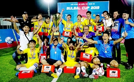 BTC trao thưởng giải nhất cho đội Hiệp Thành FC (TP Hồ Chí Minh). 