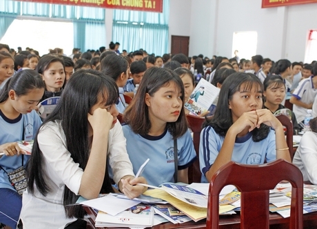 Nên chăm chú lắng nghe khi tham gia các buổi tư vấn tuyển sinh.