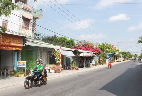 Các tuyến đường quanh thị trấn ngày càng sạch đẹp, khang trang.