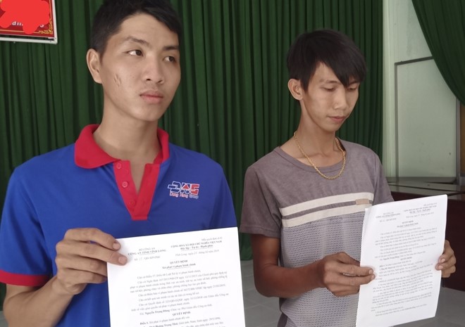 Thái và Lợi bị xử phạt vì tự chế tạo pháo nổ. 