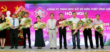 Các đại lý vé số của xổ số kiến thiết Vĩnh Long nhận bằng khen UBND tỉnh Vĩnh Long. Ảnh: DƯƠNG THU