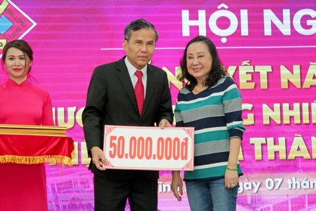 Đại diện các đại lý vé số của xổ số kiến thiết Vĩnh Long trao tiền ủng hộ Quỹ An sinh xã hội tỉnh Vĩnh Long. Ảnh: DƯƠNG THU