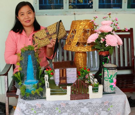 Chị Tuyết với những sản phẩm handmade của mình.