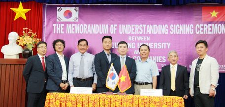 Các đại biểu chụp ảnh lưu niệm.