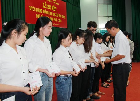 Lãnh đạo nhà trường trao học bổng  cho các em có thành tích cao trong học tập và rèn luyện.