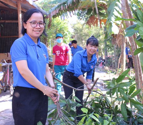 Đỗ Thị Thanh Trực (trái) và Đỗ Trúc Đan luôn nhiệt huyết với công tác Đoàn.