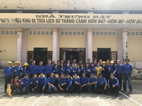 Đoàn viên chụp hình lưu niệm tại Nhà Trưng bày giới thiệu khu di tích lịch sử thắng cảnh Hòn Đất - Hòn Me - Hòn Quéo