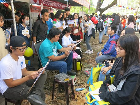 Và tập làm... người mẫu để các sinh viên vẽ chân dung - Ảnh: THÙY TRANG